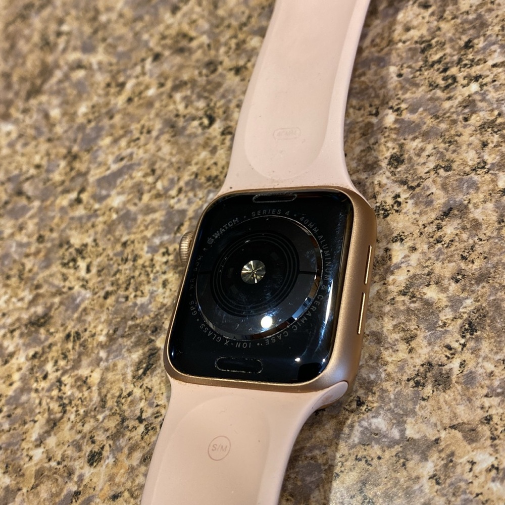 Apple Watch Series 4 GPS 40mm Model A1977 Pink S/M Band APPLE NO LONGER SUPPORTS - Picture 15 of 17